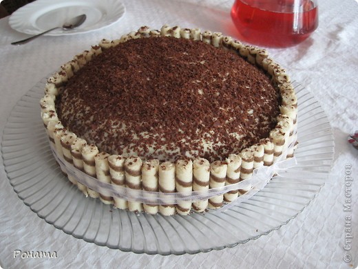 Рецепт брала здесь - http://recipes.in.ua/prazdnichnyj-tort-karusel/.
Но!!!
Того количества продуктов хватает на тортик диаметром не больше 10 см :))) Хотя на фото торт большой! Я испекла корж, а он получился как толстый блин :)) И разрезать его на 2 части не представлялось возможным. Крема там по ингредиентам никак не на слой в 10-12 см. Так что пришлось выпечь еще один бисквит и крема сделать побольше, а тот первый "блин" уложила в середину между слоями крема.
Поэтому даю здесь свое количество продуктов.
Для коржа:
3 яйца
0,5 стакана сахара
1 стакан муки
2 ст.л. какао
0,5 ч.л. соды
Для крема:
200 г слив. масла (размягченного)
300 г сметаны
15 г быстрорастворимого желатина (развести в 50 мл горячей воды)
1 банка сгущ. молока
1/4 стакана мёда
1 ч.л. растворимого кофе и 1 ст.л. рома по желанию (я не использовала)
Для украшения:
0,5 кг печенья "Трубочки"
шоколад
ленточка :)
Приготовление:
Испечь бисквит. Остудить. Разрезать на 2 пласта.
Я пекла в форме 22 см при 180 град. 25-30 мин.
Сливочное масло взбивать миксером, постепенно добавляя сметану, желатин, сгущенку и мед.
Крем охладить так, чтобы он слегка застыл. Выложить его на нижний корж, оставив немного для покрытия верхнего коржа. Уложить на крем верхний корж, обмазать его оставшимся кремом.
По бокам прикрепите трубочки. Они будут держаться за счет крема.
Мне пришлось их разрезать пополам. По кругу у меня поместилось около 60-ти половинок трубочек.
Посыпать торт тертым шоколадом.
Можно обвязать торт ленточкой.
(фото 2)