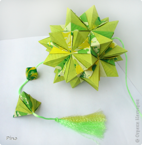 Кусудама Stella Rhombica, автор Екатерина Лукашева (схема тут - http://kusudama.me/origami/Stella_Rhombica), обвес те же три модуля. Сама попыталась слепить к ней бусину ^_^ (фото 4)