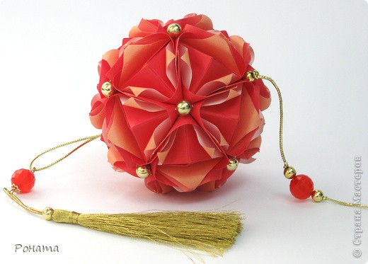Модель: Royal rose
Автор: Maria Sinayskaya
30 модулей. Бумага корейская 7,5*7,5 см. Итог 8,5 см.
Клеила, потому что неправильно сложила модуль - карман не сделала.
(фото 4)