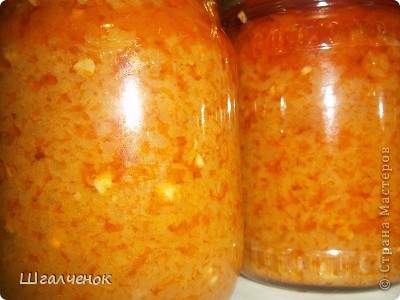 Очищенные кабачки и чеснок пропустить через мясорубку, добавить все ингридиенты и варить 3часа помешивая. (фото 2)