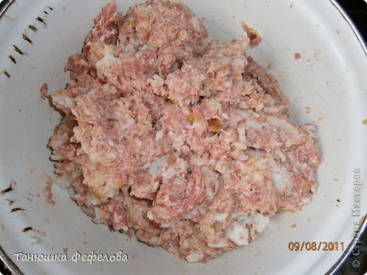 Шаг 3
В мясной фарш добавить отваренный рис, мелко нарезанный лук, соль и перец по вкусу. Также можно добавить овощную смесь (фото 4)