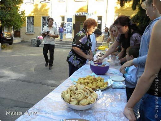 Тут девушки эту вкуснятину и продавали, а деньги шли малышам. (фото 3)