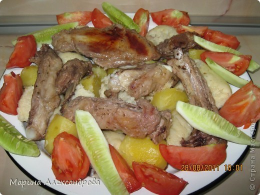 Вот такое очень вкусное мясное блюдо готовится в нашей семье! Придумала его моя мама...теперь переходит по наследству!
Многие друзья переняли этот рецепт и балуют свои семьи...минимум хлопот, сытно, вкусно! (фото 1)