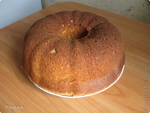 Творожный кекс.
5 яиц
1,5 ст. сахара
300 г слив. масла
400 г творога
1 ч.л. разрыхлителя
ванильный сахар
450 г муки
Взбить масло с сахаром, добавлять яйца по одному, постоянно взбивая. Добавить протертый творог, ванильный сахар. Перемешать. Всыпать муку и разрыхлитель, перемешать.
Выпекать при 180"С 50-60 минут. (фото 4)