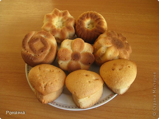 Опять я с выпечкой:) Духовка работает почти каждый день.
Кексы.
2 ст. кефира
2 ст. сахара (я кладу 1,5 стакана, чтоб не переели сладкого :)))
3 яйца
1 ч.л. погашенной соды
4 ст.л. растительного масла
3 ст. муки (тесто должно быть как густая сметана)
изюм, мак по желанию.
Все перемешать, разлить по смазанным маслом формочкам.
Выпекать при 180"С 40-50 мин.
Эти кексы без добавок
(фото 1)