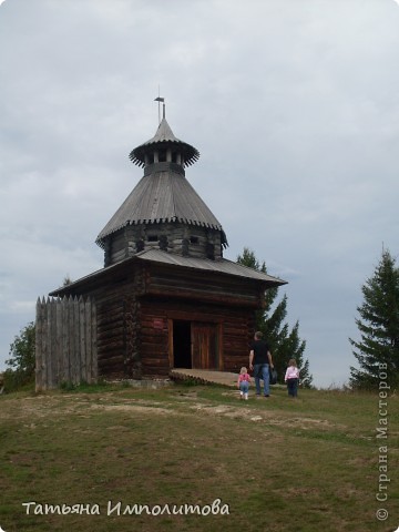 Сторожевая башня с разных сторон на трёх фото.
17 век из с.Торговище Суксунского района (фото 6)