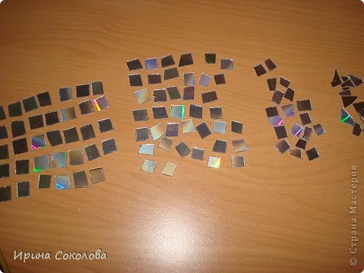 Диски вырезаются простыми ножницами, желательно не с пластмассовыми ручками, так как в процессе вырезания одни ножницы у меня сломались (треснула пластмассовая ручка).
А если есть ножницы по металлу, то они самое то для такой работы!!!
Для удобства в последующей работе порезанные диски я разобрала на несколько частей: крупные квадратики, поменьше и т.д. (фото 3)