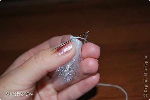 Делаем несколько стежков, чтобы обметать край. (фото 14)