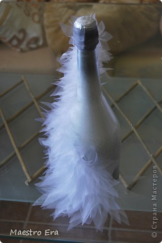 С помощью горячего клея я посадила все 50 кусочков на бутылку. На этой фотографии должно быть хорошо видно, что длинные кусочки посажены внизу, а более короткие выше. (фото 18)