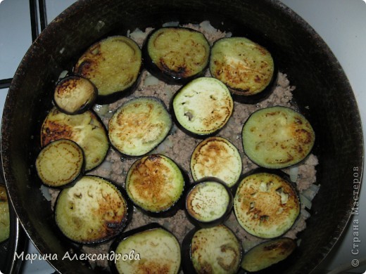 Фарш мясной обжарить с лучком в сковороде глубокой, присолить, поперчить...выложить на него обжаренные кружочки баклажан обжаренные предварительно... (фото 2)