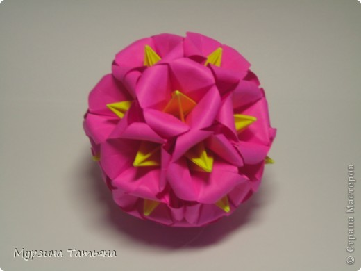 Модель №43 из книги Hana no kusudama by Marico Cubo, размеры основных модулей 8*8, вставок 5*5 см, собранно на нитку... (фото 2)