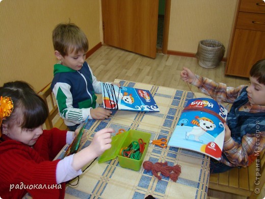 Вначале накручивали старательно на картонные папки шерстяные нитки. Старшие ребята стараются - первый раз всегда трудно. (фото 2)