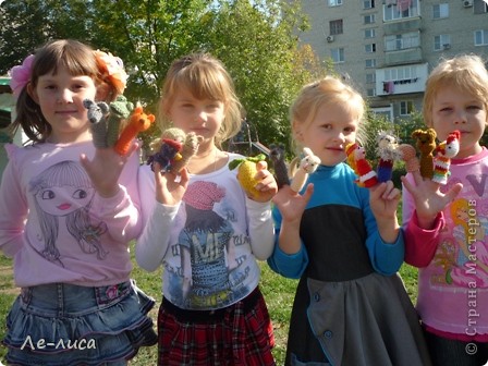 А это сегодня, 27 сентября, для вас позируют дети нашего д/сада. Как я люблю Кубань, у нас до сих пор лето.  (фото 12)