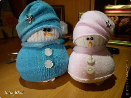 Первоисточник
http://thenshemade.blogspot.com/2011/01/sock-snowmen.html (фото 1)