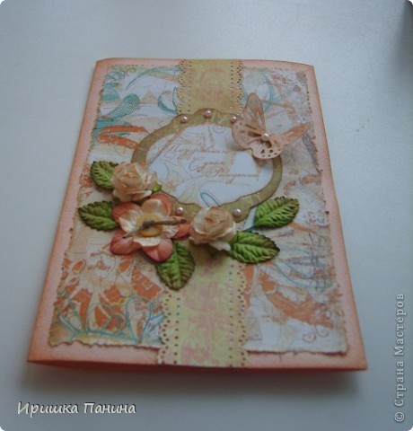 Края основы,бабочка,цветы и розы тонированы дистресс-чернилами. Края цветной бумаги старила и тоже тонировала. (фото 2)