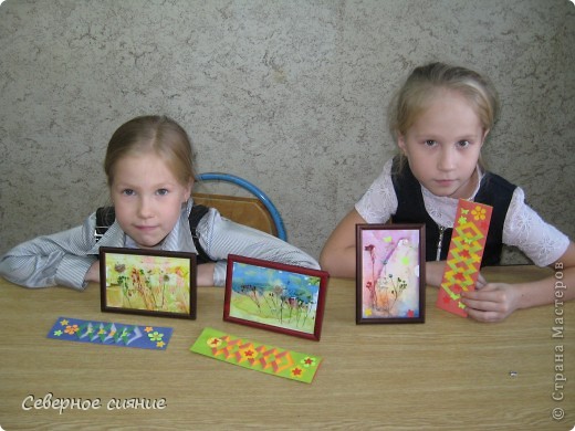 Делала с девочками монотипии, к сожалению не все смогли сфотографироваться. Они сначала делали без особого интереса, но когда их работы были вставлены в рамочки, то все преобразилось и панно, и дети, сразу глазки заблестели и все  понравилось.  (фото 1)