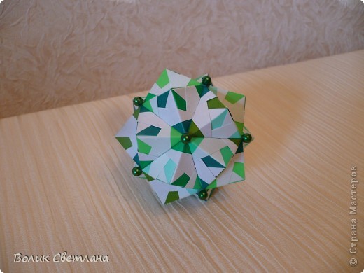 Этот соноб из книги Кунихико Касахара Origami 2 Geometrikus 
стр. 34-37 вариант С2

 (фото 5)