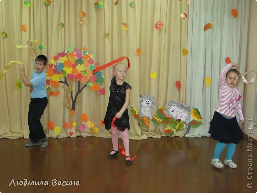 Дети активно изображают осенний ветерок на фоне нашей красоты. (фото 2)