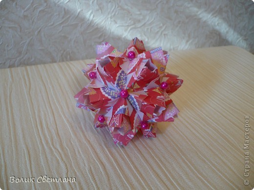 Это вариация Little Unit, схема отсюда http://goorigami.com/diagrams/little-roses-kusudama (фото 4)