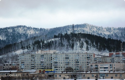 Дополнила сегодня. Это я полезла окно мыть, заодно и ту самую "Керосинку" сфотографировала. Вот так она выглядит. Летом поставили там какую-то вышку, вид испортили. Может в суд подать на них? Хих! Говорят, что там здание будут строить ( во у людей денег.....). Но это вид все равно испортит.  А когда я окно для помывки открыла то там был...... (фото 22)