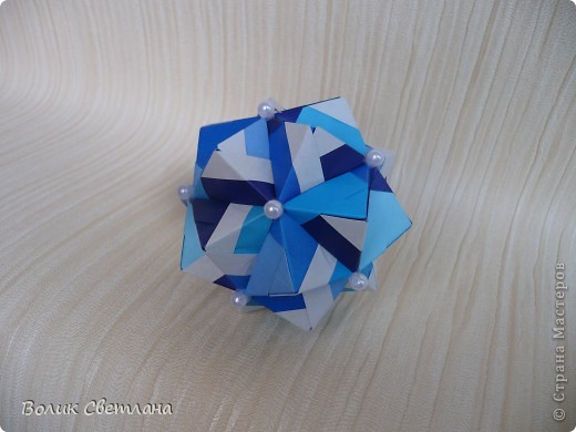 Этот соноб из книги Кунихико Касахара Origami 2 Geometrikus
стр. 42, вариант А3 (фото 5)