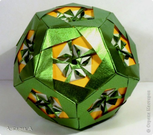 Здравствуйте, дорогие Мастера и Мастерицы!
Dodecahedron by Tomoko Fuse 
var. с лепесточками Валентины Минаевой
30 модулей, 30 вставок
размер бумаги: 9,8 x 6,9 см
диаметр готовой кусудамы: 10 cм
МК Валентины Минаевой https://podjem-tal.ru/node/266608?c=favorite 
Большое спасибо! (фото 1)