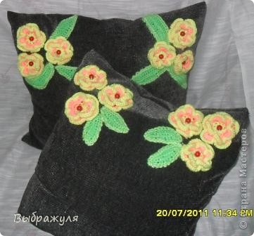 Все мои друзья и родственники знают что я Плюшкин и привозят мне на дачу всё что им не нужно. Перебирая вещи наткнулась на велюровый пиджак, в голову быстро забежала мысль, что материал очень мягкий можно куда нибудь применить, но куда.....Подумала, подумала и придумала..... сшила две диванные подушки. Связала крючком цветочки и украсила их.Вот что получилось. (фото 1)