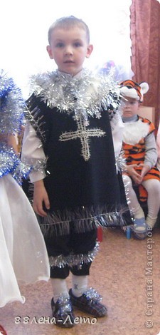 Мой сынок в прошлом году на Новый год был мушкетёром. Правда шляпу я его так и не упросила одеть))). (фото 1)
