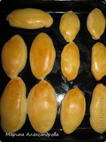Пирожки для духовки(полезнее чем в масле!!!)
100гр-маргарина растопить, влить теплое молоко-1ст.-молока,всыпать 1ч.л.-сухих дрожжей, 2ст.л-сахара, щепотку соли-все смешать, всыпать муку, замесить тесто. Можно не ждать когда подойдет, формовать пирожки, смазать верх взбитым желтком или сахарным сиропом и выпекать! При температуре 200гр-40 минут(электродуховка). До золотистого оттенка!
Начинка на ваш вкус, у нас с рисом и мясом, картошка, капуста тушеная! (фото 3)