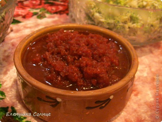 Еще хорошо идет свекольная икра и с рыбкой и с мясом и для поста. Заготавливается так же осенью, когда появляется недорогой сладкий болгарский перец темно-бордового цвета. С другим перцем тоже можно делать, но это не то...
Как это готовится? Да очень просто))
3 кг свеклы
2 кг бордового сладкого перца
3 кг помидор
200 гр чеснока
200 гр растительного масла
50 гр сахара, соль, острый перец по вкусу ( от половинки чили и хоть до пяти штук, только будет очень-очень остро) Учитывая, что у меня это едят дети, добавляю не более половинки.
Пропускаем через мясорубку свеклу и в кастрюлю с раскаленным маслом. Пока моете и пропускаете через мясорубку помидоры, свекла приходит в нужную кондицию, потом то же самое с перцем. Тушим все это, пока не выпарите лишнюю жидкость, но я очень люблю сок этих продуктов, по этому оставляю не менее половины.
Чистим чеснок и мин за 20 до готовности пропускаем через мясорубку чеснок и в кастрюлю, туда же все остальное- перец, соль, сахар.
Готовую икру раскладываем по стерильным банкам и закатываем. Не забываем про дополнительную стерилизацию(одеяло). Уже не менее 18 лет готовлю это блюдо и каждый год моя семья просит не забыть закатать в зиму. Знакомые, которые попробовали приготовить хоть раз, тоже отмечают как одно из любимых блюд.
(фото 3)