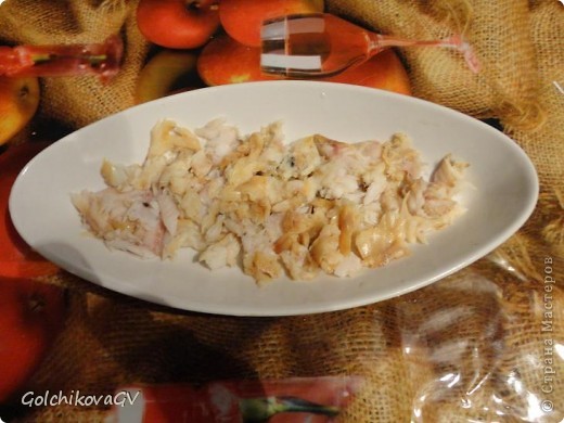 Впервые делала этот салат, даже ни разу не пробовав, понадеявшись на вкус предложившей женщины. И не разочаровалась.
Но все по порядку: необходимые продукты:
1. рыба (треска, пикша,...)средней величины.
2. Морковь - 3шт.
3. Луковица - 2шт.
4. Яблоко кислое.
5.Яйцо -4шт.
6. Сыр -100гр.
7. Майонез.
рецепт такой:
т.к. в моей семье есть рыбак, озерная рыба есть в холодильнике, поэтому я сегодня использовала лещей, салат получился все равно вкусный.
рыбу отварить, выбрать кости, размять, уложить в салатник. (фото 2)