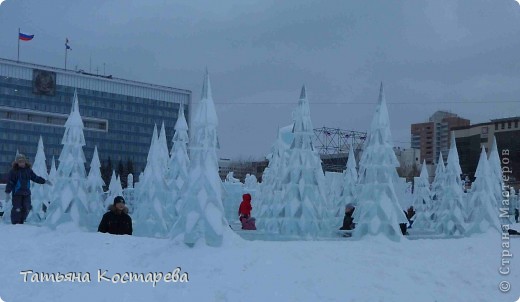 Были с сыном на экскурсии по нашему снежному городу Перми. И очень захотелось и Вам показать как красиво стало у нас в самом центре города, какие Ледяные чудеса случаются под Новый год!!! 

Прямо на главной площади нашего города вырос настоящий Сказочный ледовый лес.  (фото 1)