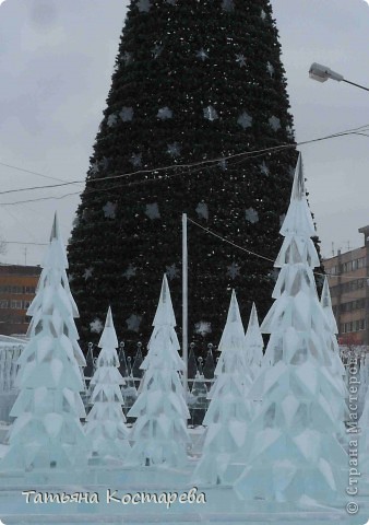 Проходишь мимо этих ледяных ёлочек и поподаешь в сказочный городок, а там стоит Главная Ёлка города.  (фото 2)