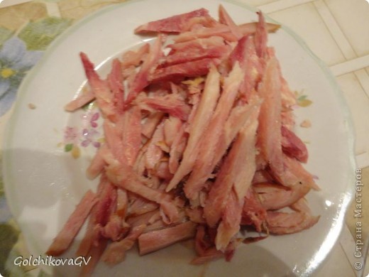 Окорочек отделяется от кости, снимается шкурка, режется соломкой.
Далее все эти продукты - остуженные- смешиваются в одной емкости, добавляется ложка майонеза. (фото 5)