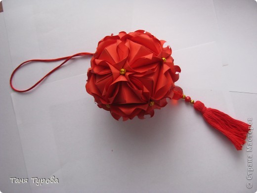 Схема здесь: http://community.livejournal.com/ru_kusudama/759771.html, размер модуля 9*9 см. (фото 1)