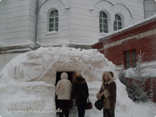 В этом ледяном домике расположили рождественские ясли  (фото 21)