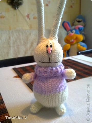 Первый! схемы я нашла тут: http://glinchak.com/amigurumi/master-klass-tot-samiy-zayac-t39.html (фото 4)