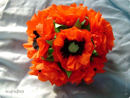 В основе, модуль лилия, училась здесь http://yourorigami.info/2008/03/03/kusudama-na-osnove-lilii.html (фото 1)