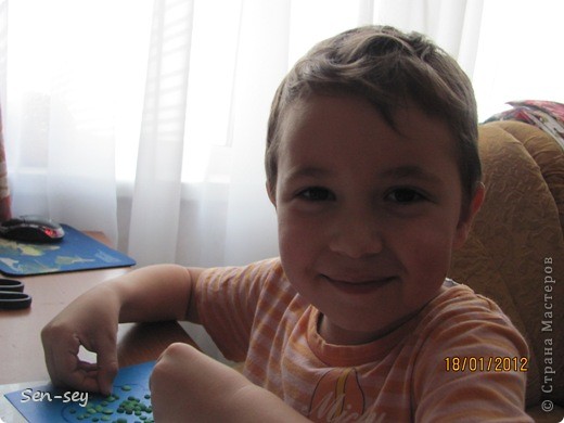 За два с лишним часа, пока дочь спала, мы сегодня высадили 2 дерева!
Из более-менее нормального зеленого пластилина "по-быстренькому" накатали маленьких шариков, оказалось у нас есть несколько разных оттенков.
На голубом картоне нарисовали контур кроны, придавили все наши зелёненькие листики, а потом ствол коричневый прилепили. (фото 13)
