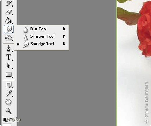 Можно, конечно и более другими способами, но для меня проще так))) Выбираем на панели инструментов Smudge Toll (Палец). По умолчанию на панели инструментов отображается Blur Tool (Размытие) (кнопка с каплей). В нижнем уголке - черный треугольник, который разворачивает дополнительные интрументы. (фото 11)