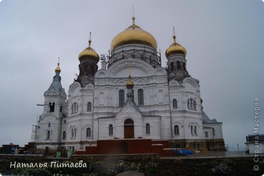 В этом месте я была два раза. Эти фотографии сделаны 15.09.11г. Предлагаю Вам сравнить, как выглядит монастырь и местность в разные времена года. 
Моросил дождик и серое небо окутывала купала.  (фото 2)