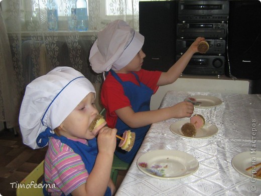 Мням-ням! Вкусно! Съедаем сами, это ведь репетиция, а папе мы сделаем двадцать третьего февраля. (фото 12)