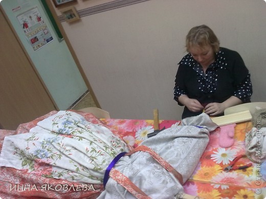 Ещё одного добровольно-принудительного помощника заставляем пришить руки-рукавички (они у нас разные оказались).Да! Ещё передник и лямочки и поясок. (фото 9)