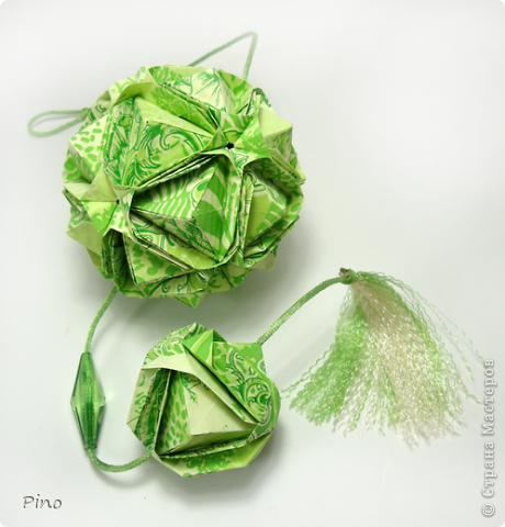 Japanese Brocade, автор Minako Ishibashi
Схемы - http://origami.ostrun.com/scheme/kusudama-diagrams/brocade/brocade.html 
http://clubs.ya.ru/4611686018427389493/replies.xml?item_no=112
Не ожидала, что она получится такой маленькой ^_^ (фото 3)