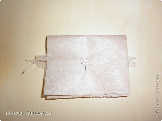 Дальше отталкивалась от МК Татьяны Просняковой. https://podjem-tal.ru/technics/napkins_details  Взяла 4 прямоугольника, сложила в 4 раза, скрепила степлером. Можно и больше прямоугольников брать, цветок пышнее будет (фото 4)