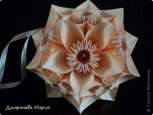 Кусудама "Butterfly" автор - Makoto Yamaguchi, диаграмма сборки опубликована в его книге "Kusudama Ball Origami". Спасибо большое просто Танюшке за МК. Фотографии сделаны при искуственном освещении без вспышки, со вспышкой получилось очень ярко и засвечено(( (фото 3)