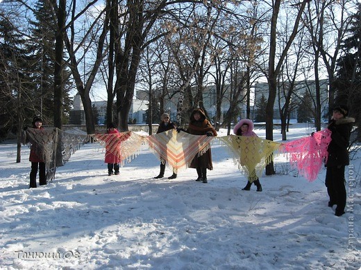 Русские шали в зимнее время просто необходимы.Вот и мы решили устроить показ шалей.