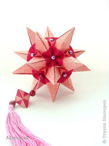 Всем привет!
Кусудама Flower Star.
Автор Meenakshi Mukerji
Из книги "Exquisite Modular Origami" стр.48-50
Размер модулей 10 на 5, итог 10 см. (фото 1)