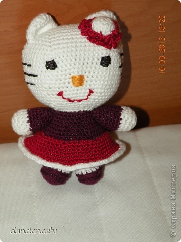 http://kru4ok.ru/master-klass-po-vyazaniyu-amigurumi-hello-kitty/

вот МК...спасибо огромное