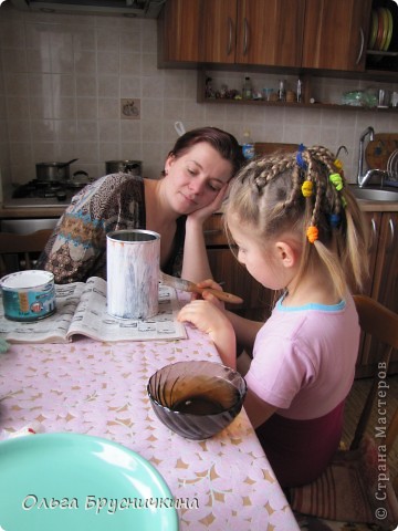 Почему хаос? Потому что в праздники родилась еще одна декупажница. Только не такая,как мы с вами...Мы с вами потихонечку,аккуратненько.....просушили....потихонечку....нанесли...просушили...
Тут нет! Грунтуем!Клеим! Красим! Лачим!И сразу в банку киндеры сложили! (фото 3)
